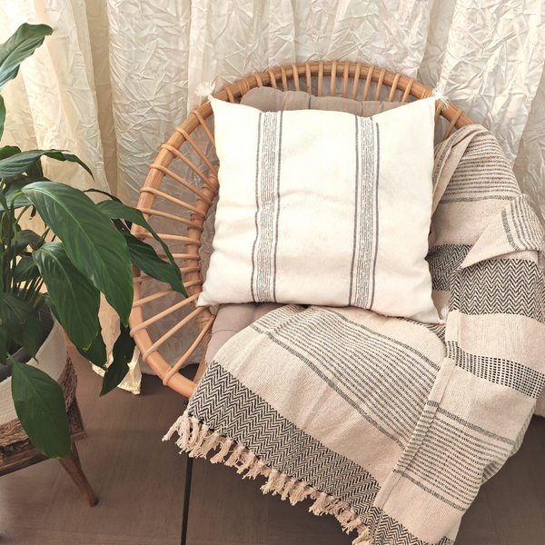 Housse de coussin blanc rayures gris tissé à la main