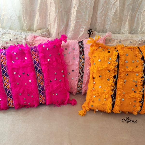 Coussin sequins jaune tissé et brodé à la main
