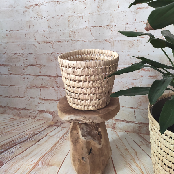 Panier rond en feuilles de palmier
