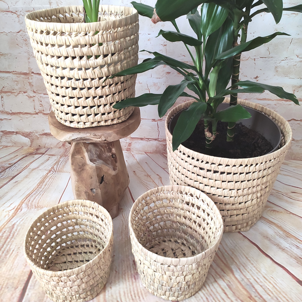 Panier rond en feuilles de palmier