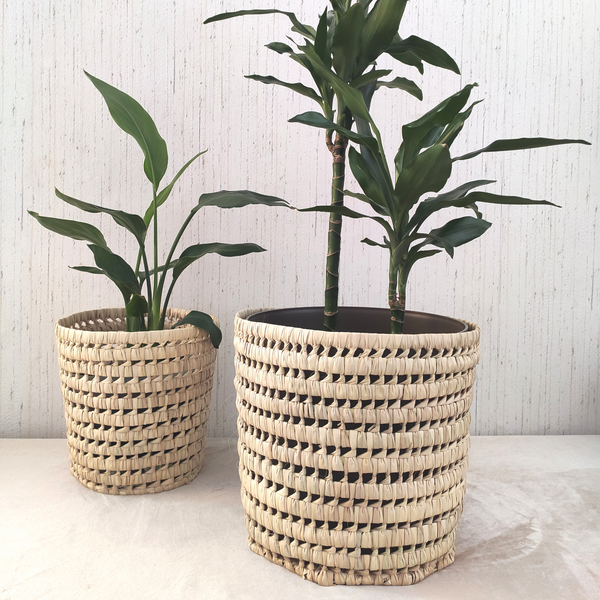 Panier rond en feuilles de palmier