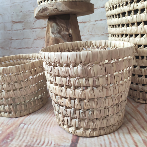 Panier rond en feuilles de palmier
